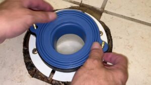 How to Replace Toilet Seal Img